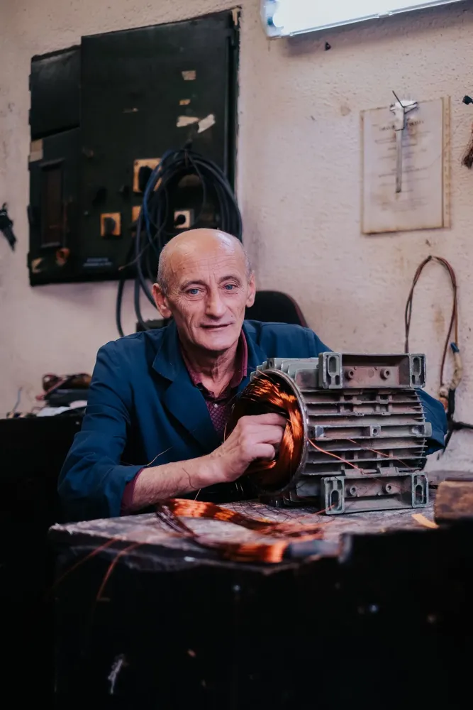 Teknisyenin elinde sökülmüş motor sargısı